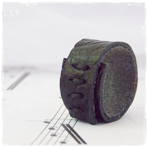 Corset Black Leather Ring